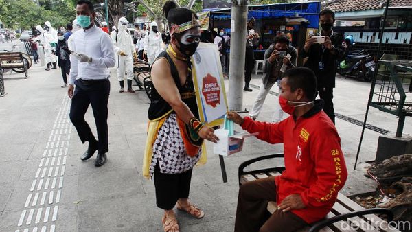 Semar hingga Gatotkaca Bagi-bagi Masker di Malioboro