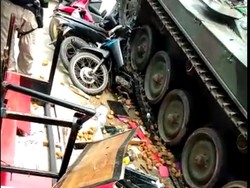 5 Fakta Ketangguhan Tank yang Tabrak Gerobak Gorengan-Motor