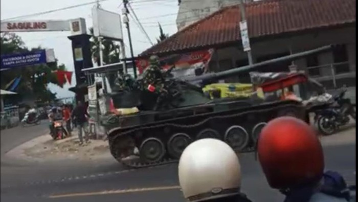 Tank TNI Tabrak Gerobak di Bandung Barat