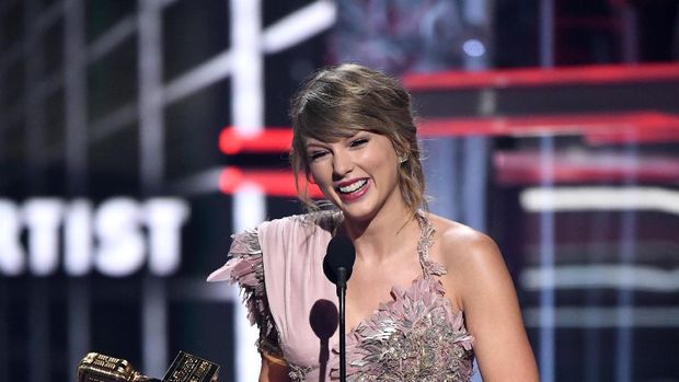 LAS VEGAS, NEVADA - MAY 20: Recording artist Taylor Swift accepts an award during the 2018 Billboard Music Awards at MGM Grand Garden Arena on May 20, 2018 in Las Vegas, Nevada.   Ethan Miller/Getty Images/AFP