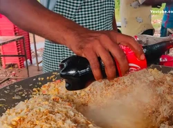 Unik! Nasi Goreng Kaki Lima Ini Dimasak Pakai Cola