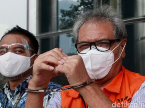 Nggak Ada Malunya, Tersangka Koruptor Ini Malah Pamer Borgol Nggak Ada Malunya, Tersangka Koruptor Ini Malah Pamer Borgol