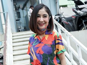 Pandemi Corona, Uut Permatasari Bawa Anak Saat Kerja Pandemi Corona, Uut Permatasari Bawa Anak Saat Kerja