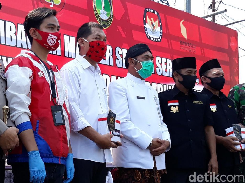 Gibran-Teguh dan Bajo Ajak Kampanye Damai dan Ajak Bermasker Gibran-Teguh dan Bajo Ajak Kampanye Damai dan Ajak Bermasker