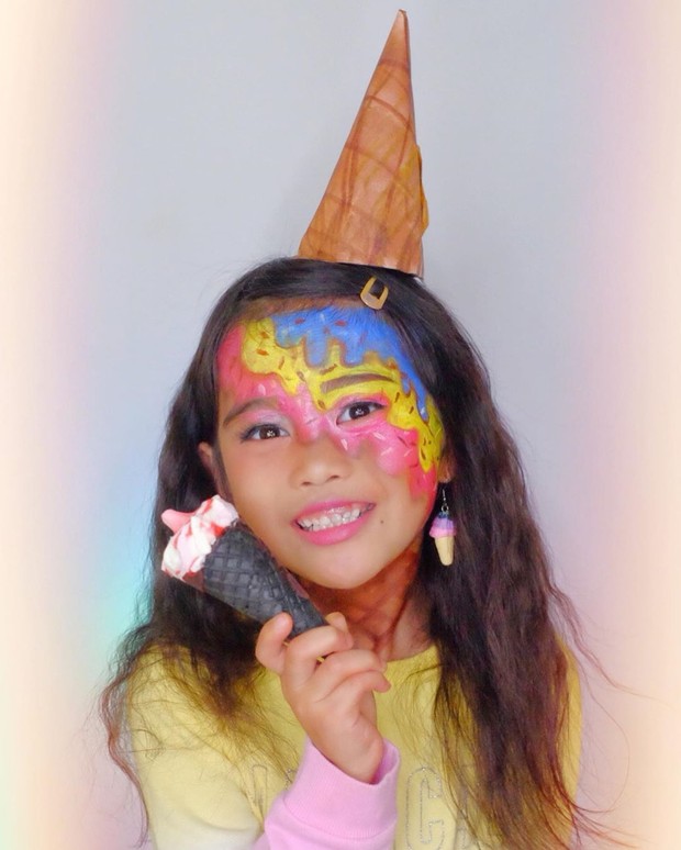 Aghitsni Maulaya, yang memiliki ketertarikan makeup dan masak. Ketertarikannya dengan dua bidang tersebut, hal itu membuat Aghitsni memutuskan untuk membuat konten di media sosialnya.