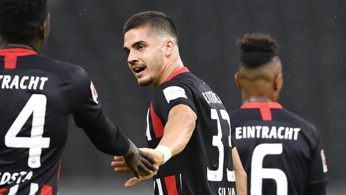 BERLIN, GERMANY - JUNE 13: Andre Silva of Frankfurt celebrates with team mates after scoring his sides fourth goal during the Bundesliga match between Hertha BSC and Eintracht Frankfurt at Olympiastadion on June 13, 2020 in Berlin, Germany. (Photo by John MacDougall/Pool via Getty Images)