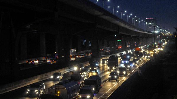 Lalin Tol Jakarta-Cikampek Ramai Jelang PSBB Jakarta