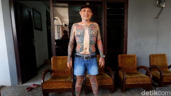 Bak Yakuza, Kades Ini Pamer Tubuh Penuh Tato
