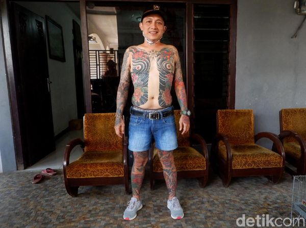 Bak Yakuza, Kades Ini Pamer Tubuh Penuh Tato