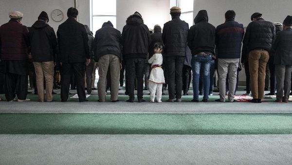 Inggris Izinkan Masjid Tetap Beroperasi