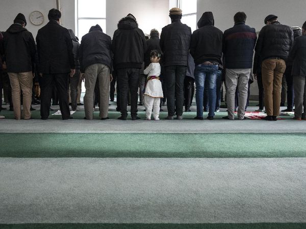 Inggris Izinkan Masjid Tetap Beroperasi