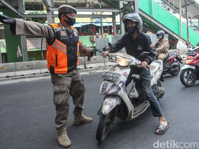 Duh! Ratusan Warga Terjaring Razia Masker di Tanah Abang
