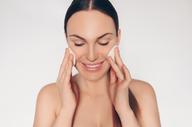 Eksfoliasi/freepik.com African black soap memberikan sifat eksfoliasi yang dapat mengangkat dan mengelupaskan sel kulit mati