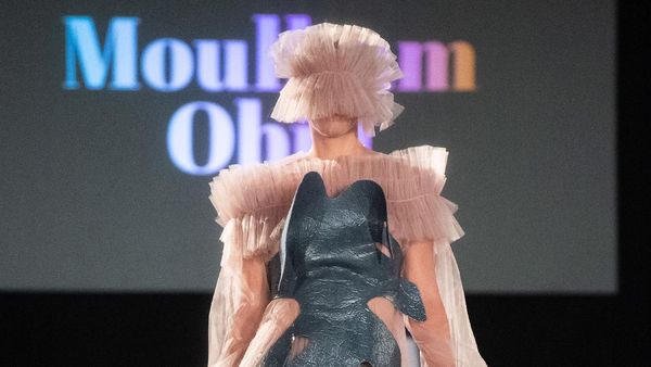 Ada Corona, 12 Model Catwalk dengan Mata Tertutup Masker di Pekan Mode Vienna