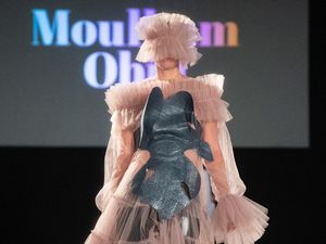 Ada Corona, 12 Model Catwalk dengan Mata Tertutup Masker di Pekan Mode Vienna