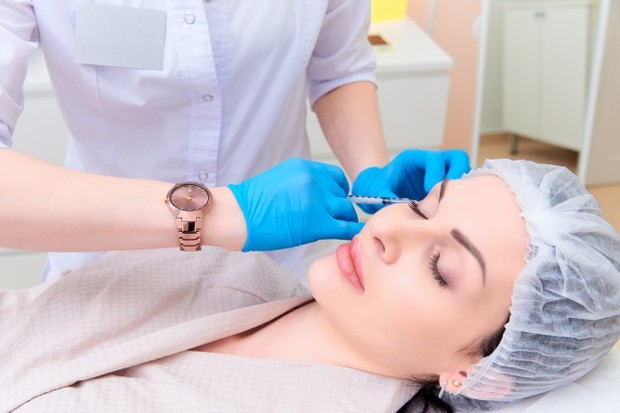 Filler Wajah/ Sumber: Freepik.com Salah satu senyawa yang paling umum digunakan dalam pengisi kulit adalah asam hialuronat (HA).