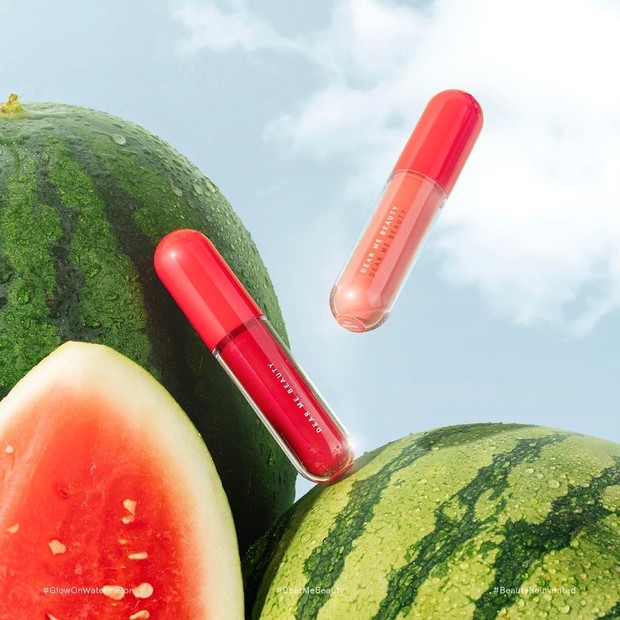 Dear Me Beautu Perfect Lasting Lip Tint mengandung campuran ekstrak semangka dan inca omega oil yang mampu menutrisi, menghaluskan, dan melembapkan bibir.