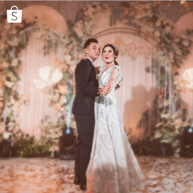 https://www.instagram.com/Shopee_id/ Pada momen pernikahan itu, Nella tampil cantik dan mempesona dalam balutan gaun pengantin berwarna putih, sedangkan Dory mengenakan setelan jas berwarna hitam.