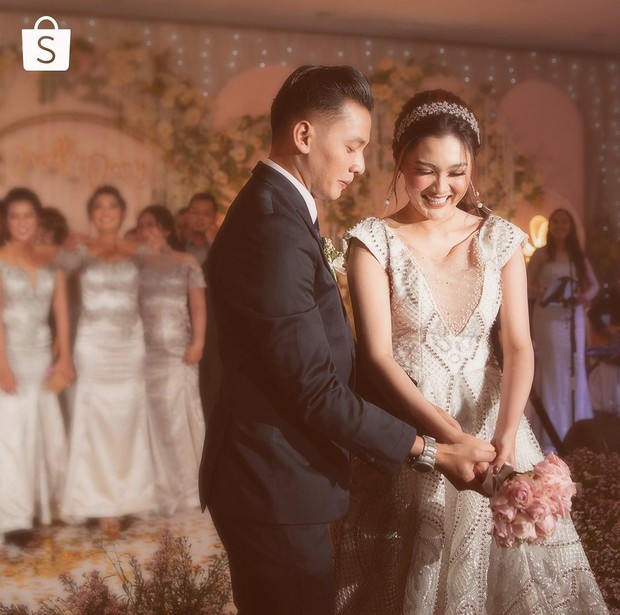 https://www.instagram.com/Shopee_id/ Nella Kharisma memilih mengenakan dua gaun pengantin dalam resepsi pernikaha nya.