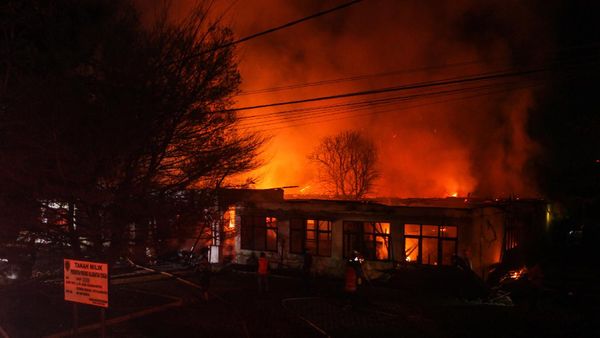 Penampakan Kobaran Api Lalap Gedung Perkantoran Tak Terpakai di Kalteng