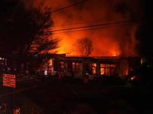 Penampakan Kobaran Api Lalap Gedung Perkantoran Tak Terpakai di Kalteng