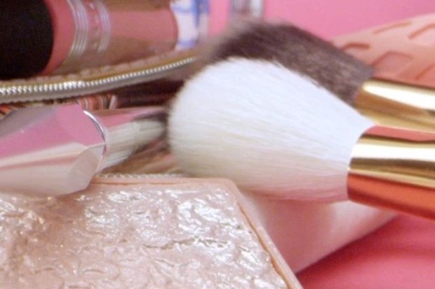 mebersihkan kuas makeup seminggu sekali merupakan kebiasaan yang ampuh atasi jerawat