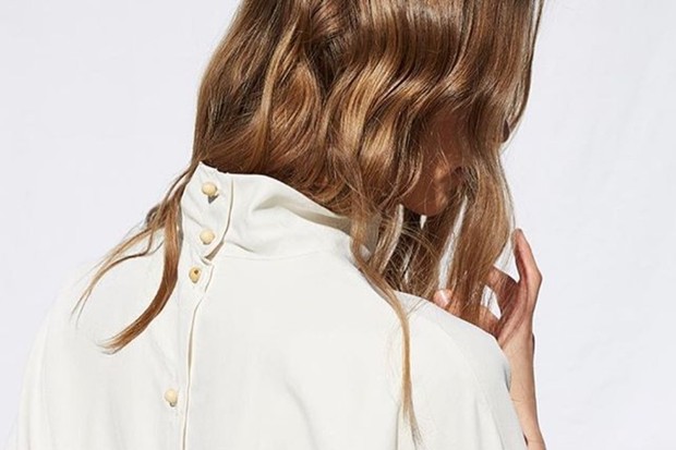 salah satu kebiasaan yang ampuh atasi jerawat yaitu tidak terlalu sering menyentuh wajah