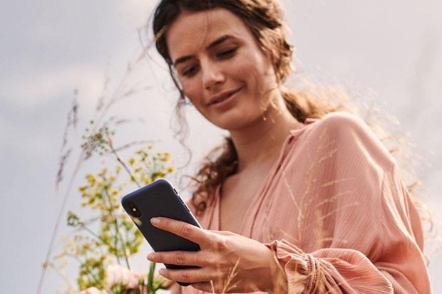 membersihkan ponsel dan menggunakannya dengan tangan bersih merupakan kebiasaan yang ampuh atasi jerawat