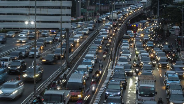 Foto aerial suasana kendaraan yang terjebak macet di Jalan Tol Cawang-Grogol, Jakarta, Jumat (11/9/2020). Pemprov DKI Jakarta akan kembali menerapkan Pembatasan Sosial Berskala Besar (PSBB) total mulai Senin 14 September 2020, yang diiringi menghentikan sementara kebijakan ganjil genap dan akan dilakukan pembatasan transportasi umum serta jumlah penumpang kendaraan. ANTARA FOTO/Galih Pradipta/foc.