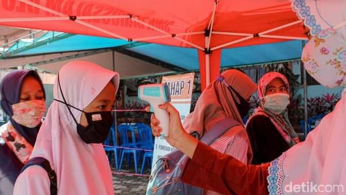 Gugus Tugas Percepatan Penanganan COVID-19 Banyuwangi dan Kementrian Kesehatan (Kemenkes) RI bakal membuka karantina wilayah di Ponpes Darussalam Blokagung, Desa Karangdoro, Kecamatan Tegalsari, Banyuwangi. Ponpes terbesar di Banyuwangi ini menjalani karantina wilayah karena 600 lebih santrinya positif COVID-19.