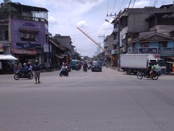 Protes Banyak Truk Besar Melintas, Warga Sempat Blokir Jalan Rusak di Medan