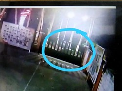 Pria Diduga Peneror KPU Kota Blitar Terekam CCTV