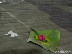 Geger Kembang Setaman dan Boneka Tertusuk Jarum yang Teror KPU Kota Blitar Geger Kembang Setaman dan Boneka Tertusuk Jarum yang Teror KPU Kota Blitar