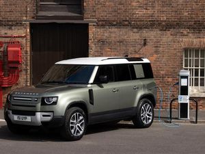 Land Rover Defender Kini Bermesin Hybrid