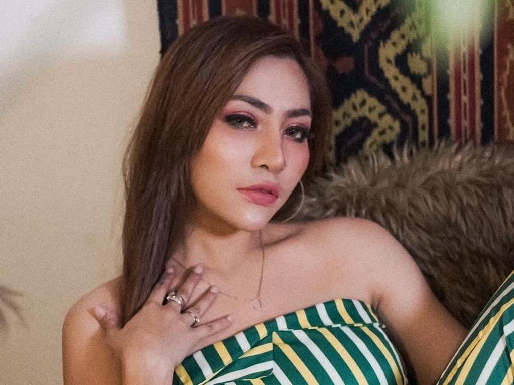 Liza Aditya, Si Seksi yang Kerap Diterpa Isu Miring