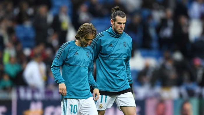 MADRID, SPAIN - APRIL 11:  Luka Modric of Real Madrid talks to Gareth Bale of Real Madrid during the warm up prior to the UEFA Champions League Quarter Final Second Leg match between Real Madrid and Juventus at Estadio Santiago Bernabeu on April 11, 2018 in Madrid, Spain.  (Photo by David Ramos/Getty Images)