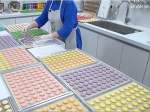 Keren! Dalam 3 Jam Baker Ini Berhasil Bikin 1.600 Macaron Sendirian