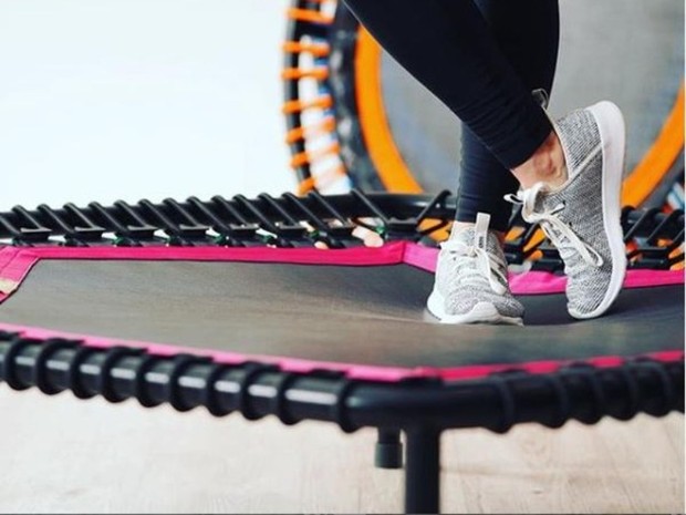 olahraga trampolin aman bagi orang dengan masalah lutut atau ankle karena risiko cedera yang lebih rendah