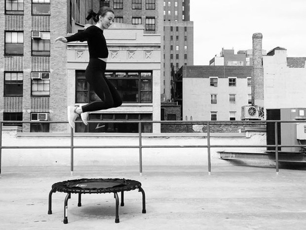 salah satu manfaat olahraga trampolin adalah menghilangkan stres