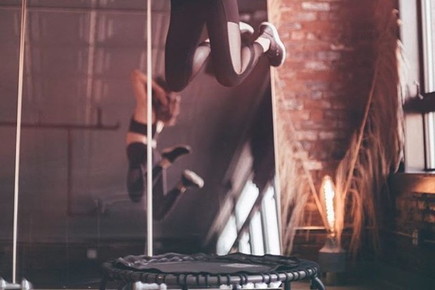 Manfaat Olahraga Trampolin/ Foto: Johan T. Anderson via Instagram.com/serenasaari salah satu manfaat olahraga trampolin yaitu emperkuat tulang dan otot tubuh