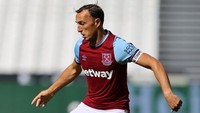 Mark Noble menempati peringkat ke-8 dalam daftar ini. Kesetiaan pemain 33 tahun ini kepada West Ham United tak perlu diragukan lagi. Ia sudah bermain bersama The Hammers sejak 2004. Noble membukukan 322 penampilan di Liga Inggris dalam sedekade terakhir (Foto: Getty Images/Julian Finney)
