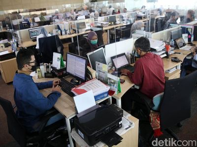Melihat Aktivitas Perkantoran Jelang PSBB Total