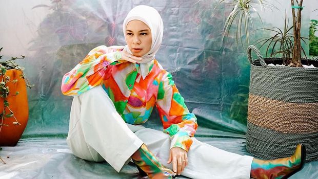 7 OOTD Kemeja yang Tren Kala Pandemi, Dian Sastro Paling Hits