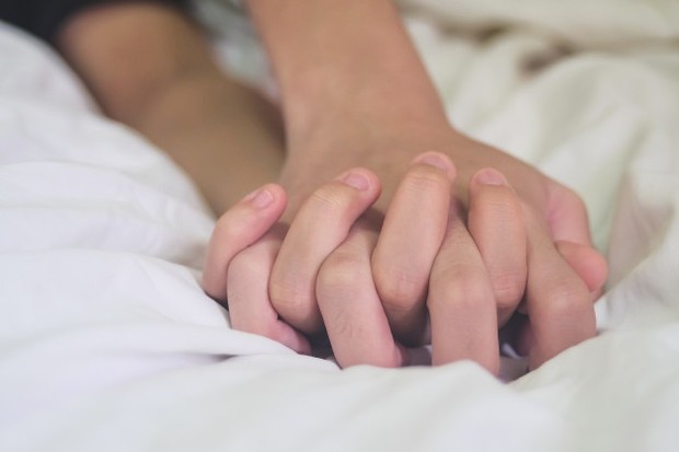 Akan lebih sulit untuk menikmati seks atau orgasme jika seseorang merasa tidak nyaman dan tidak percaya diri.