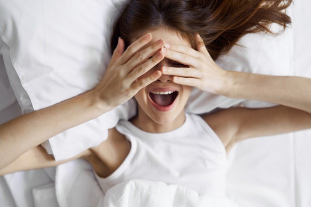 Berbeda dengan pria, para wanita biasanya sangat sulit untuk bisa mencapai orgasme saat berhubungan badan.