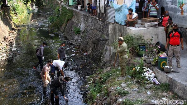 Pelanggar Masker di Solo Dihukum Bersih-bersih Sungai