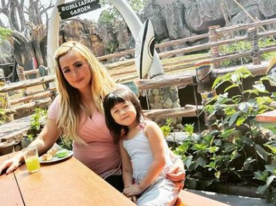 10 Potret Pinkan Mambo yang Doyan Masak dan Makan Bareng Keluarga