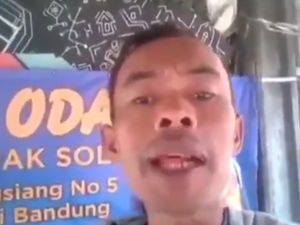 Promosi Zaman Now, Pria Ini Tawarkan Odading dengan Nada Ngegas Promosi Zaman Now, Pria Ini Tawarkan Odading dengan Nada Ngegas
