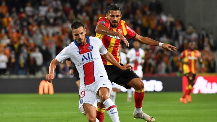 Paris Saint-Germains Spanish midfielder Pablo Sarabia (L) fights for the ball with Lens Argentine defender Facundo Medina during the French L1 football match between Racing Club de Lens (RCS) and Paris-Saint-Germain (PSG) at the Felix Bollaert-Delelis stadium in Lens, northern France, on September 10, 2020. (Photo by Denis Charlet / AFP)