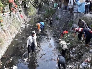 Terjaring Razia Masker, Puluhan Orang Bersihkan Kali di Solo